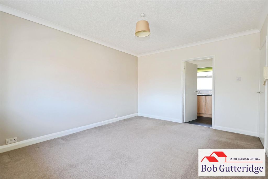 Property photo 3 of 13 Lounge