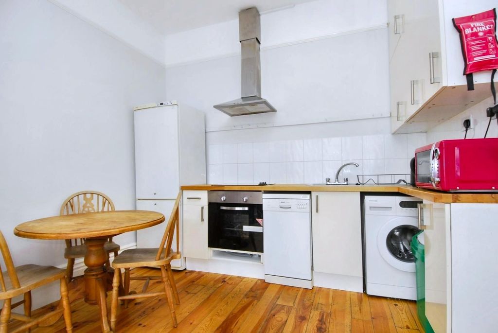 Property photo 2 of 4 6 Lockyer F2 Kitchen.Jpeg