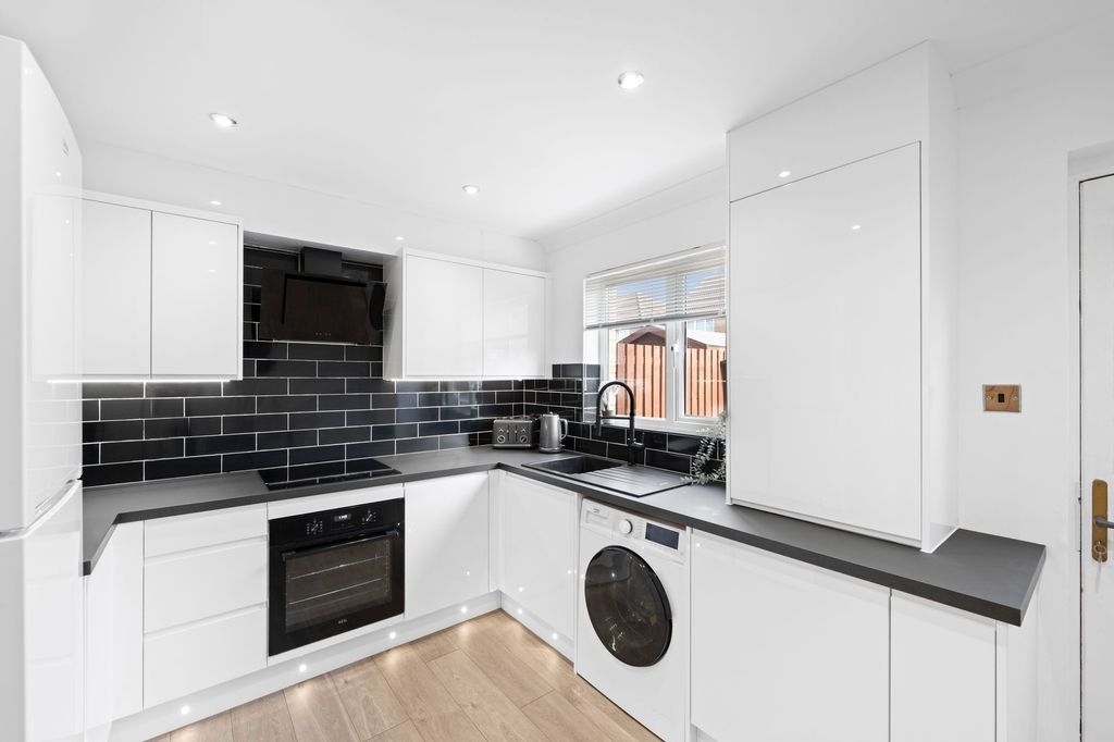 Property photo 3 of 21