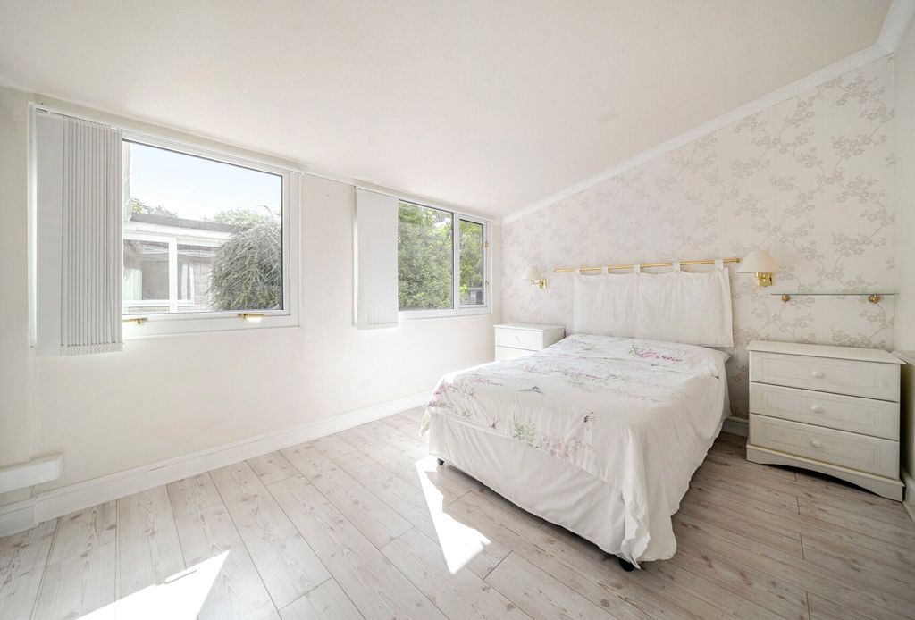 Property photo 3 of 11 1328137-1-6881Ff9...