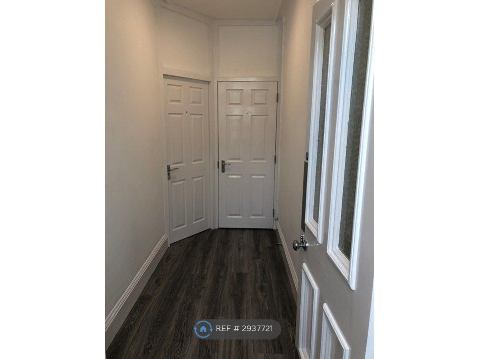 Property photo 2 of 21 Communal Hallway