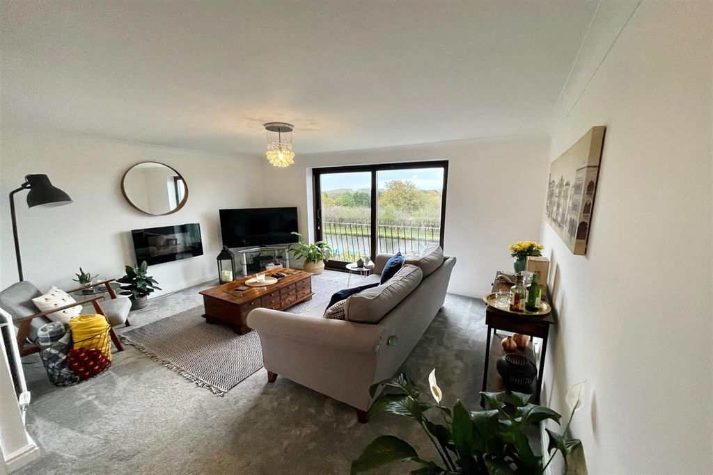 Property photo 2 of 10 Lounge