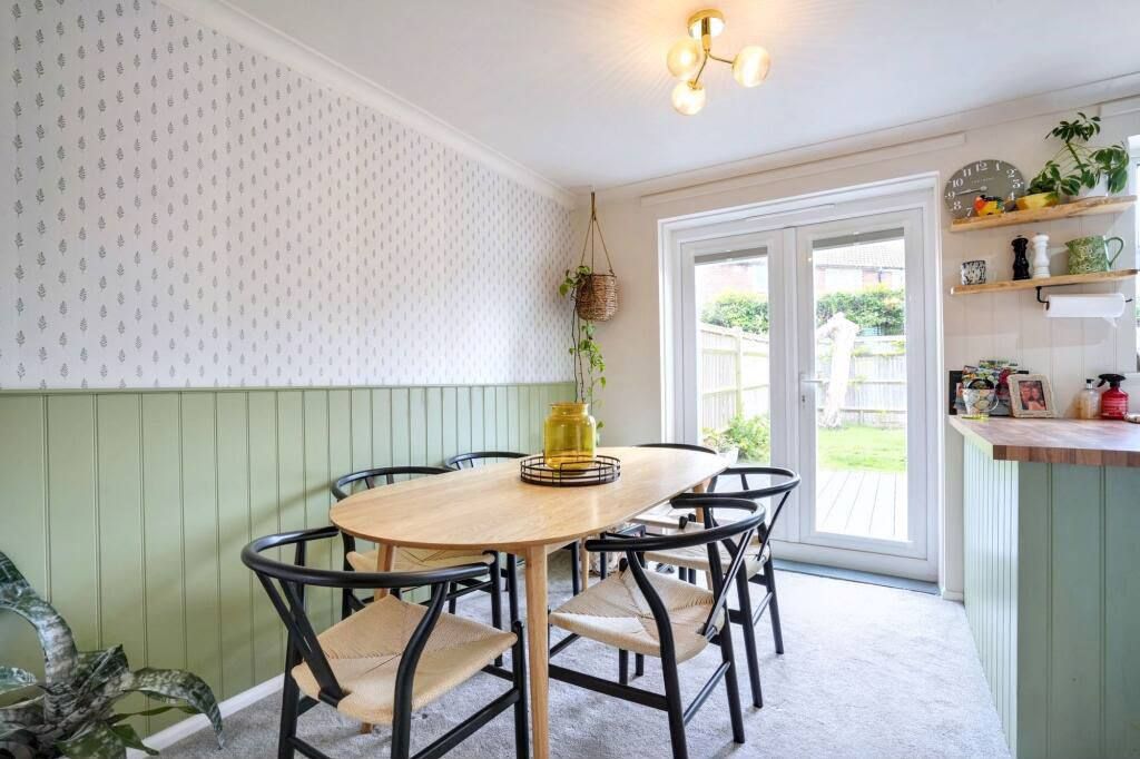 Property photo 3 of 11 Dining Area