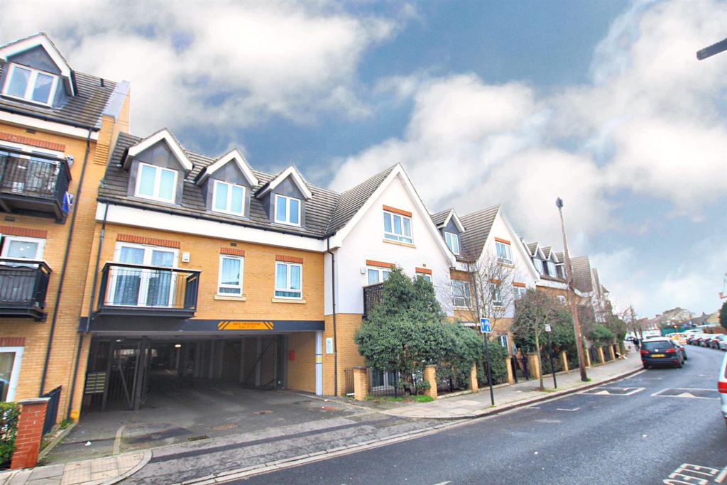 Property photo 1 of 8 Featherstone Court