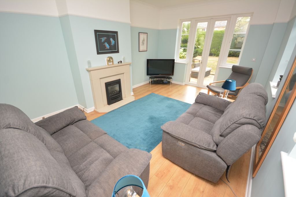 Property photo 3 of 17 Lounge