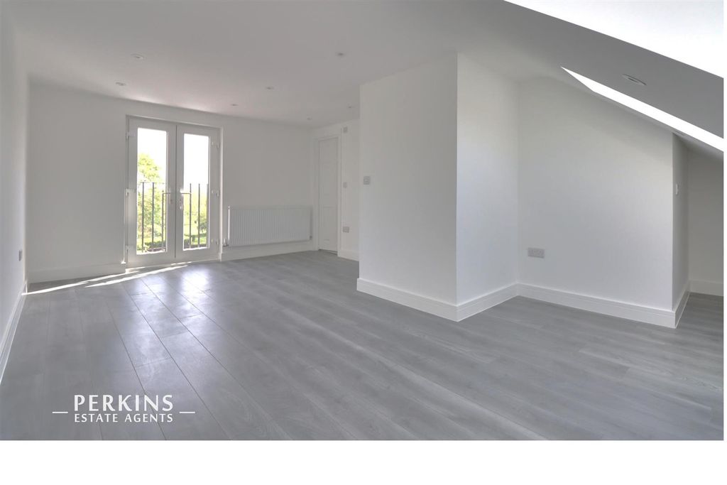 Property photo 1 of 5 Bed 3.Jpg