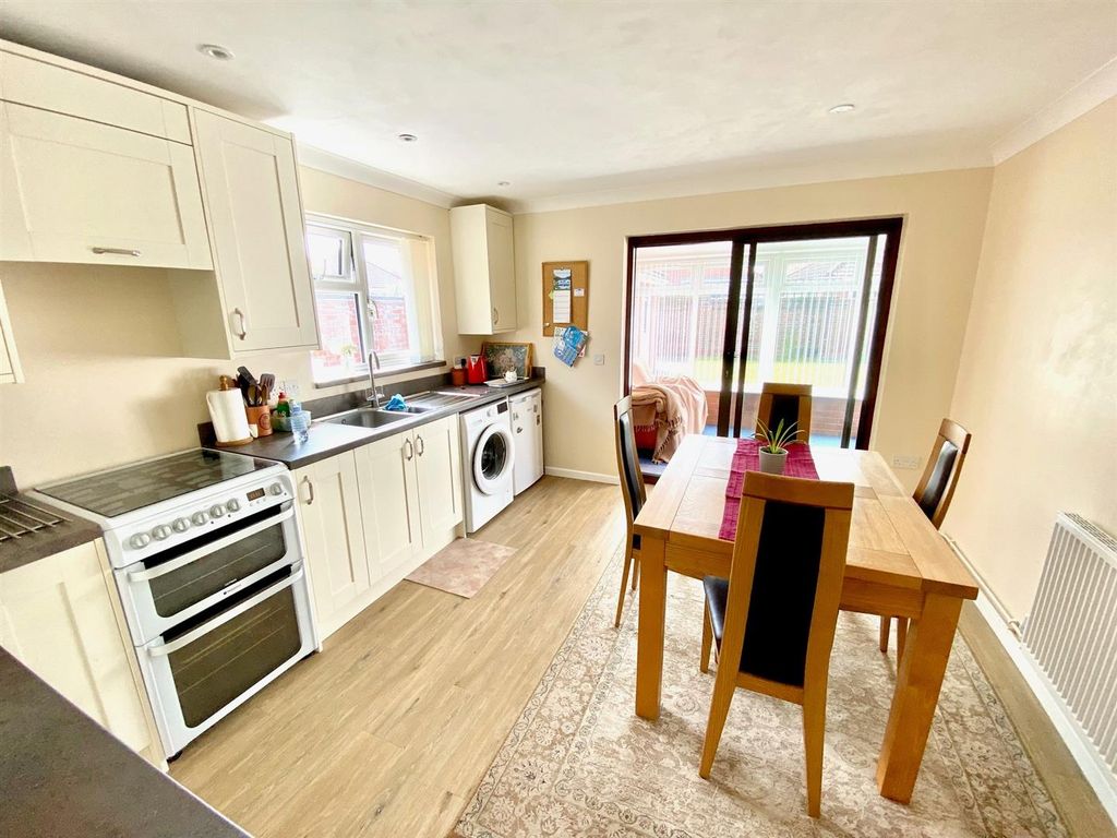 Property photo 3 of 11 Kitchen Diner.Jpg