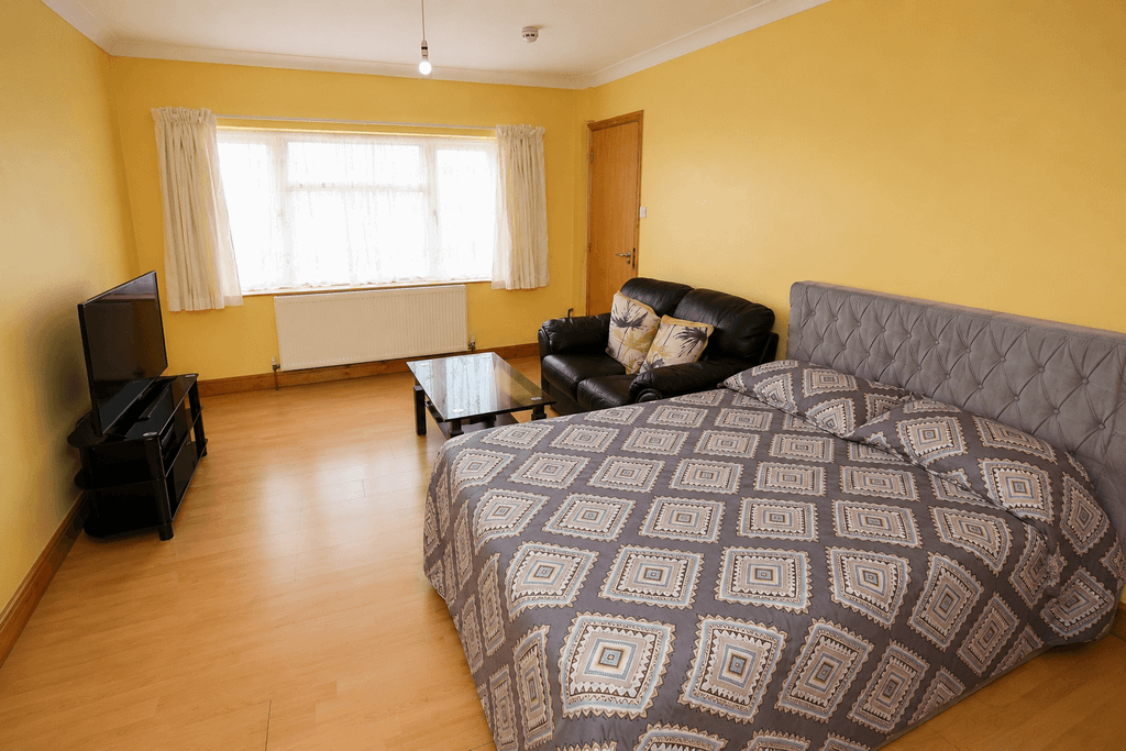 Property photo 1 of 6 £850 Pcm Double Ensuite Room -  Furnished , All Bills Included + Free Wi- Fi - Ub4 Hayes