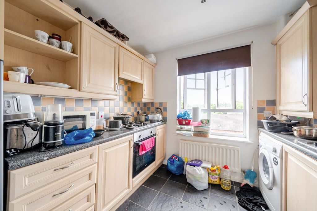 Property photo 3 of 11 Kitchen