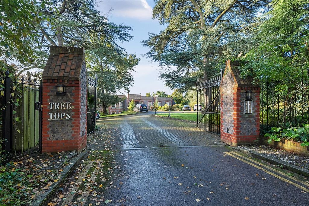 Property photo 2 of 26 Communal Entrance