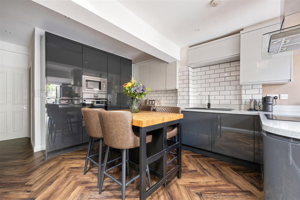 Property photo 3 of 36 Barclay Road, E17