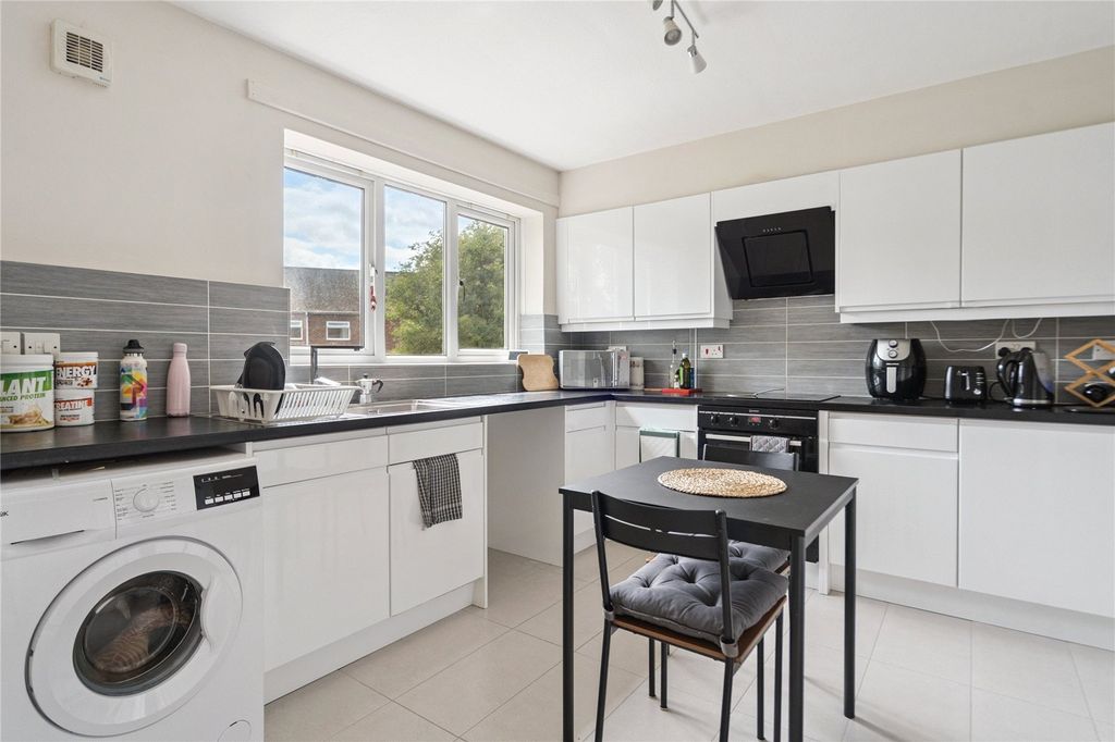Property photo 1 of 10 Kitchen/B'fast Room