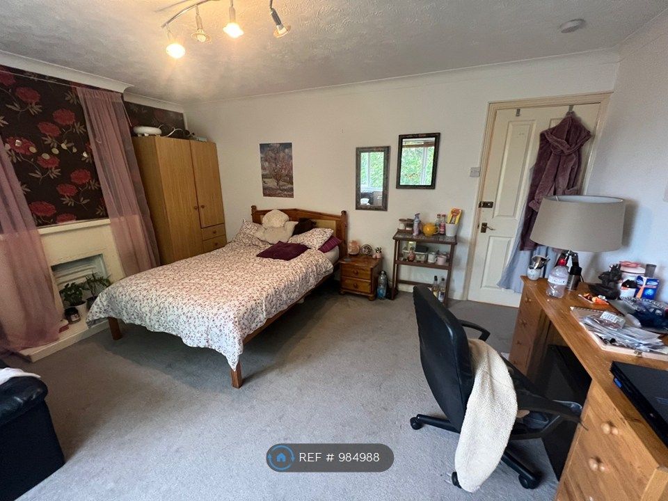 Property photo 1 of 7 Huge Furnished Double Bedroom