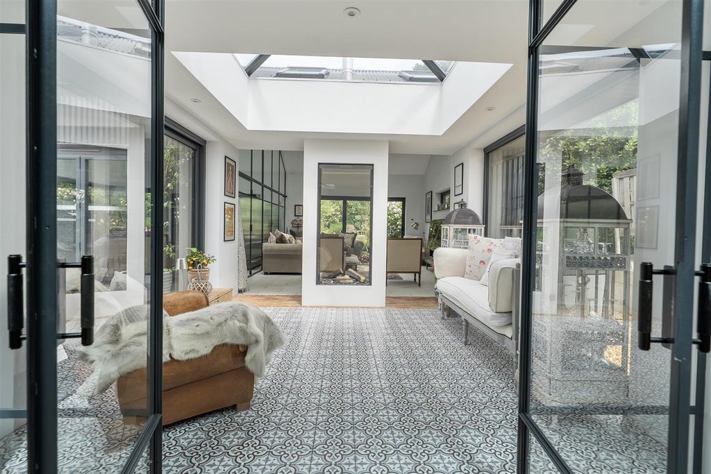Property photo 2 of 37 Glass Cube