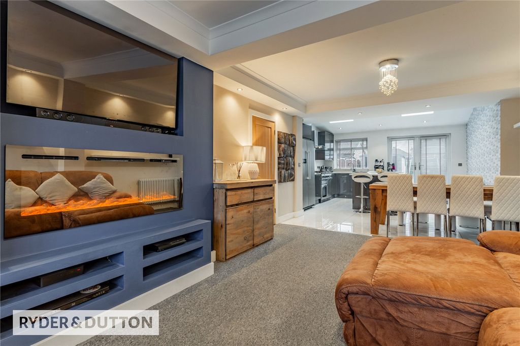 Property photo 3 of 19 Lounge