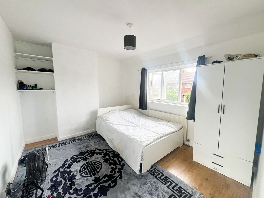 Property photo 1 of 8 Sutton Rd Ig11