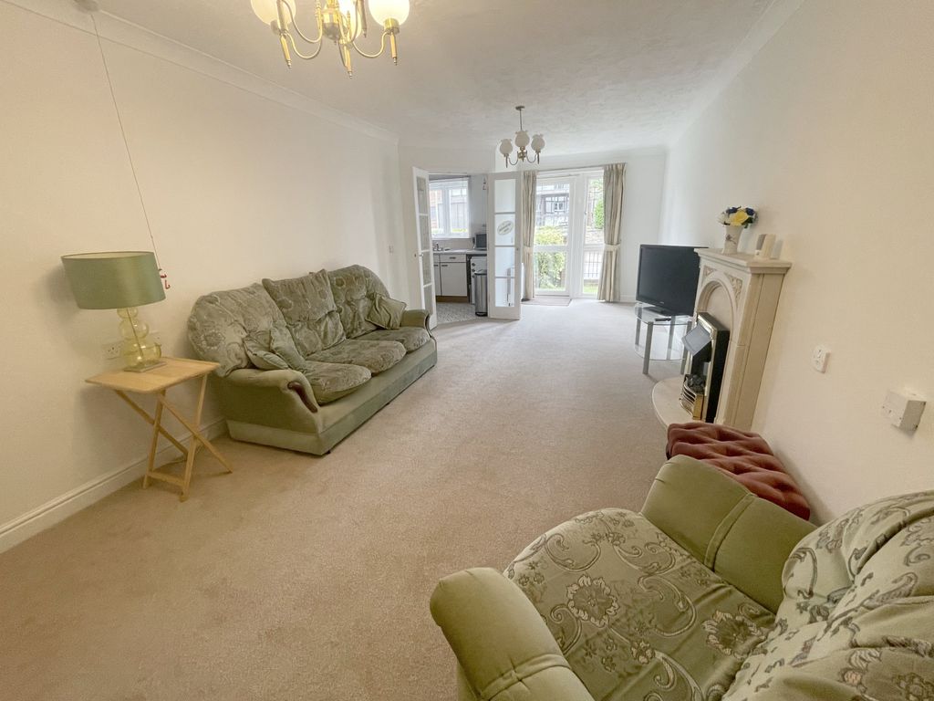 Property photo 3 of 13 Lounge