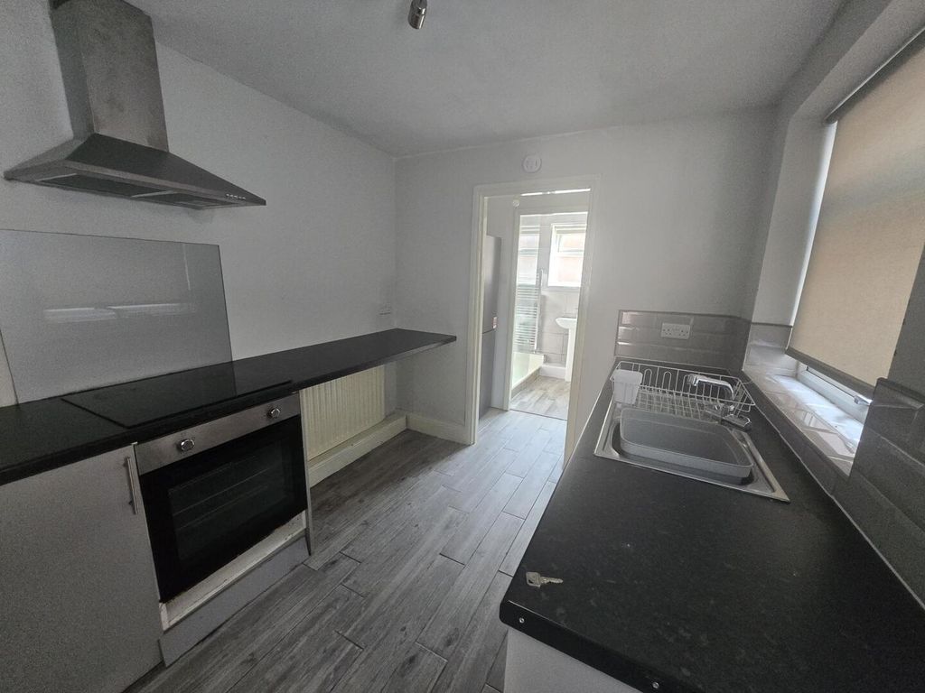 Property photo 3 of 6 Kitchen