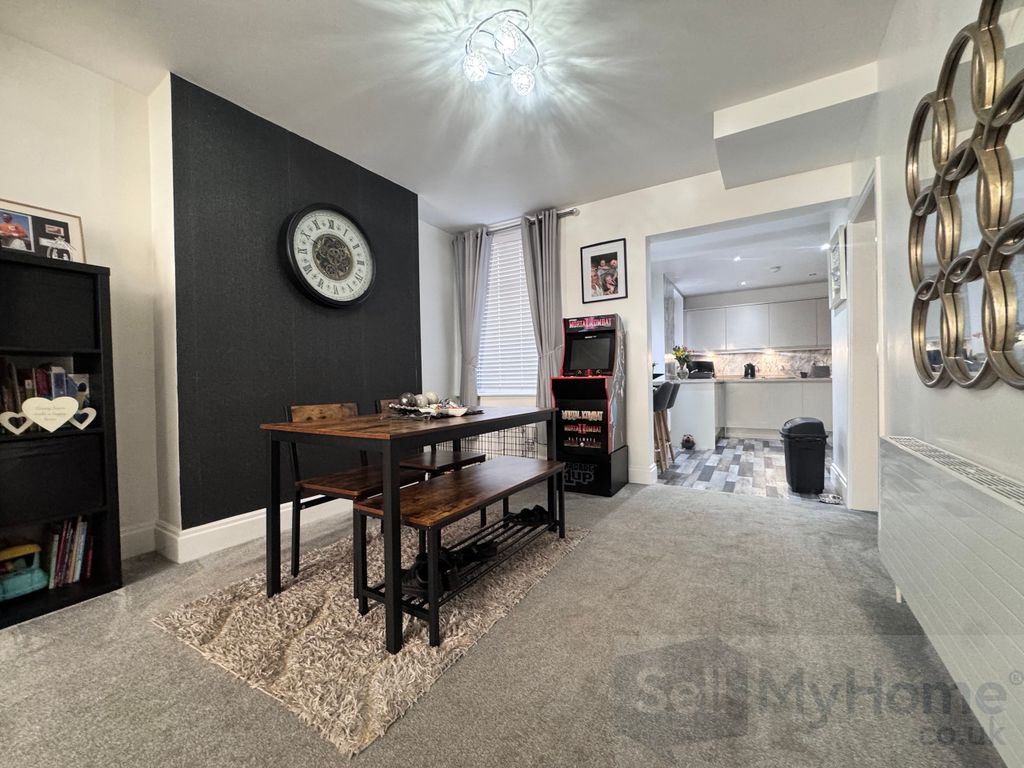 Property photo 3 of 20 Lounge / Dining