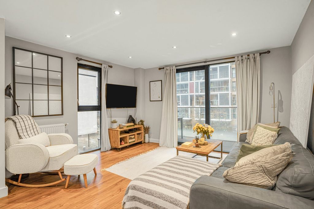 Property photo 2 of 17 Reception/Kitchen