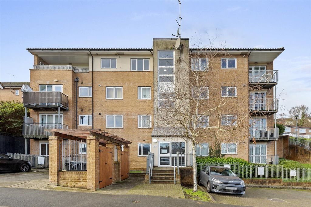 Property photo 1 of 11 118 St Hughs Ave, Hp13 7Tz-12.Jpg