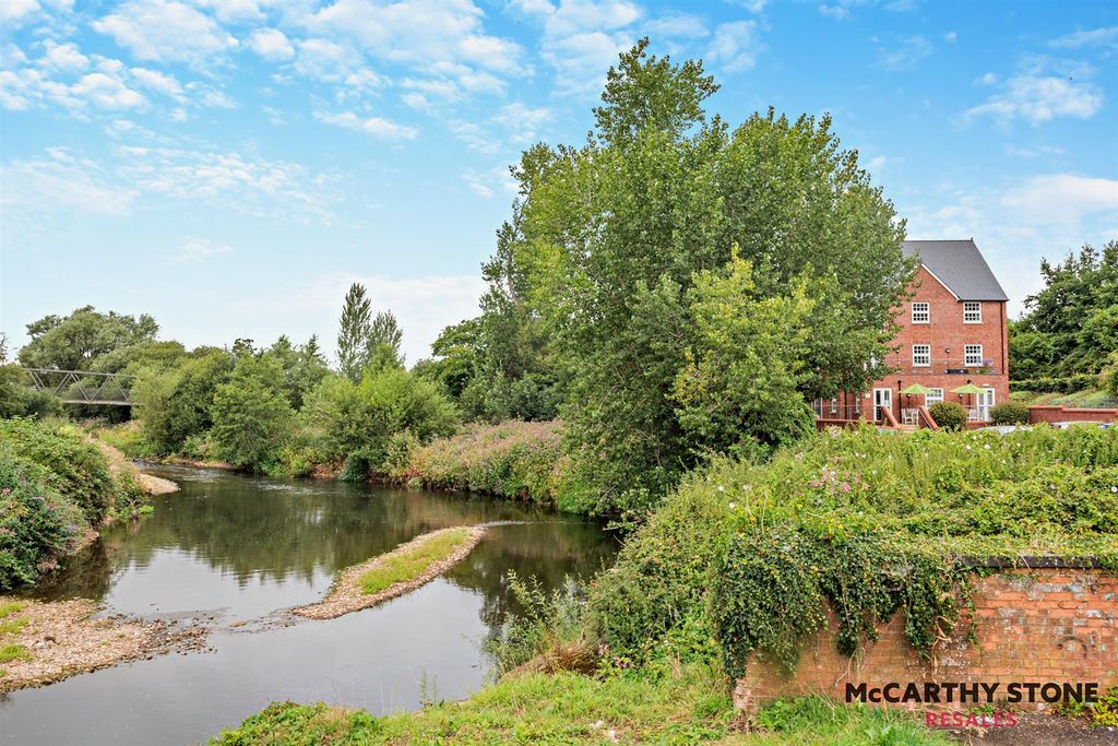 Property photo 2 of 24 Tumbling Weir Court