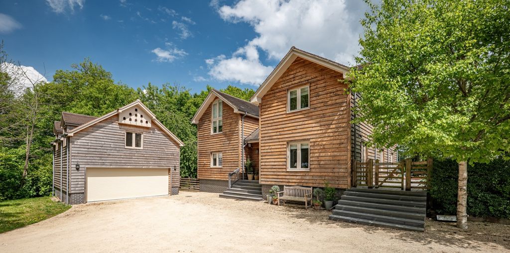 Property photo 1 of 16 Ash Lodge