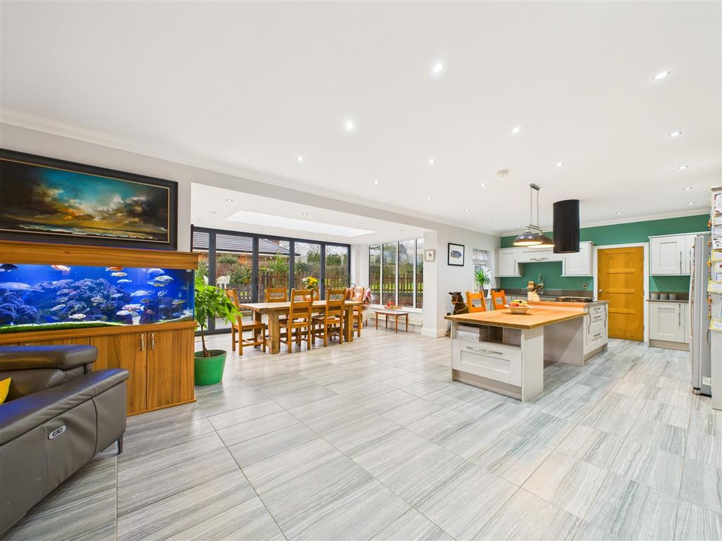 Property photo 2 of 29 Cam03303G0-Pr0303-Still035.Jpg