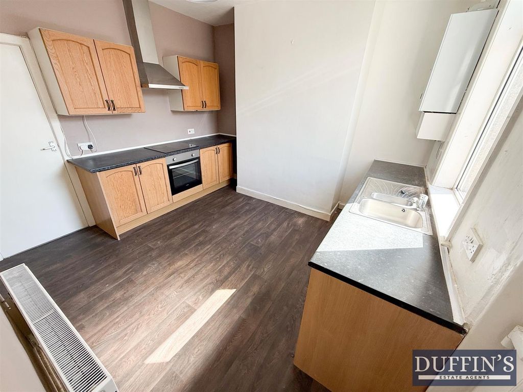 Property photo 3 of 8 Kitchen