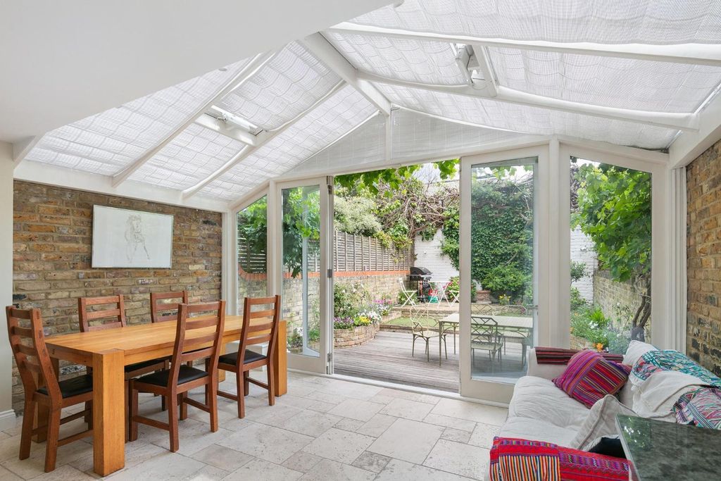 Property photo 3 of 19 Kitchen