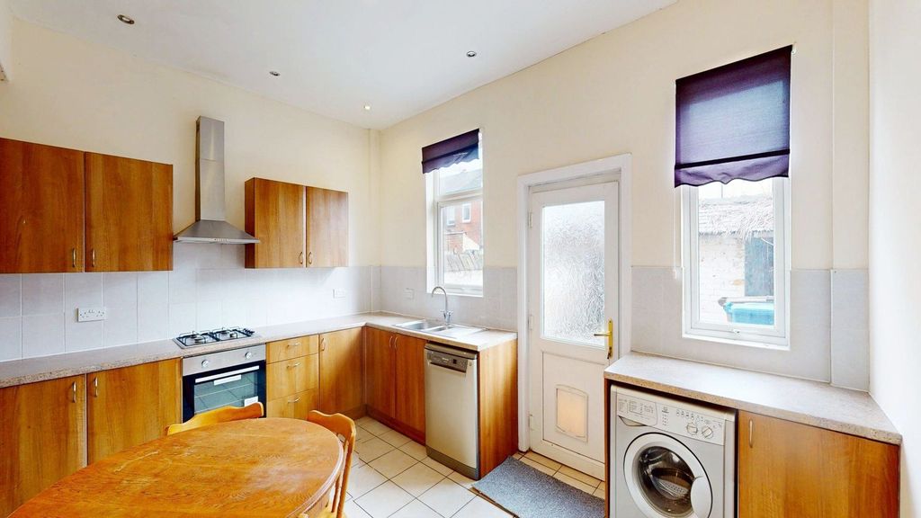 Property photo 3 of 9 Kitchen