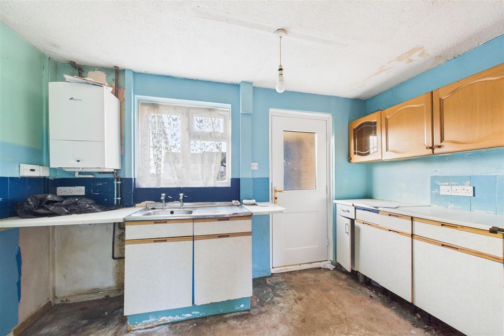 Property photo 2 of 14 Kitchen