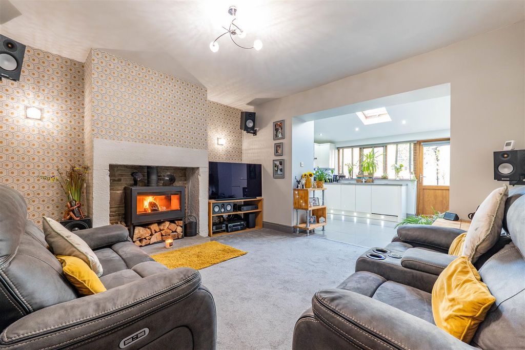 Property photo 2 of 21 Lounge