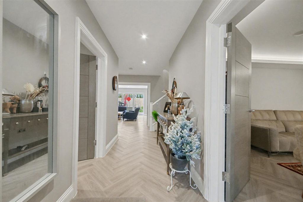 Property photo 2 of 17 Entrance Hall.Jpg