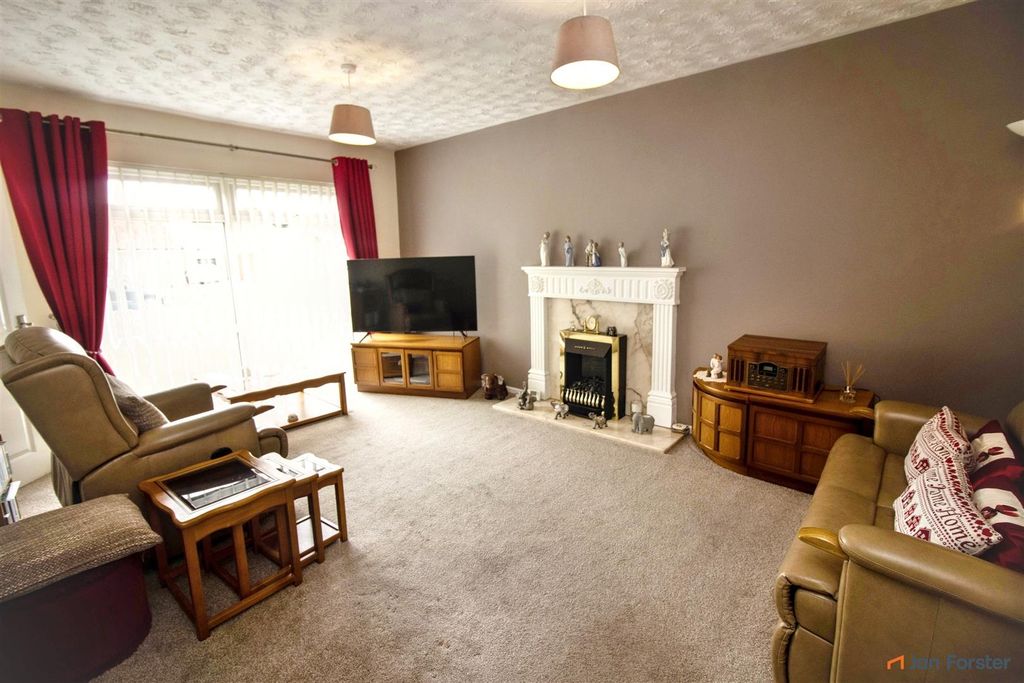 Property photo 2 of 13 Lounge