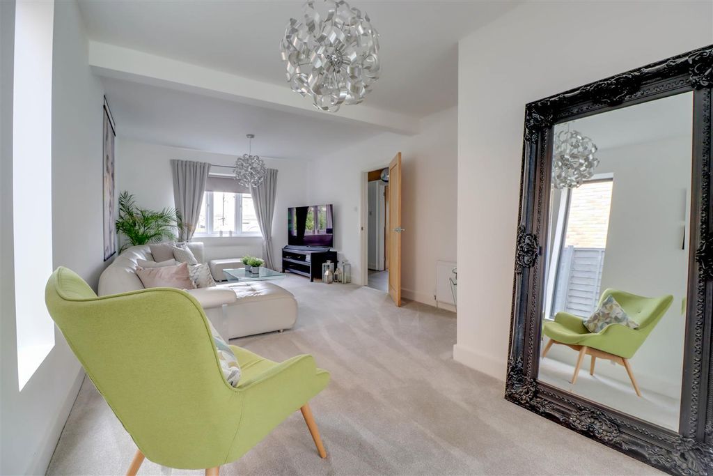 Property photo 3 of 32 133 London Road Inside-16.Jpg