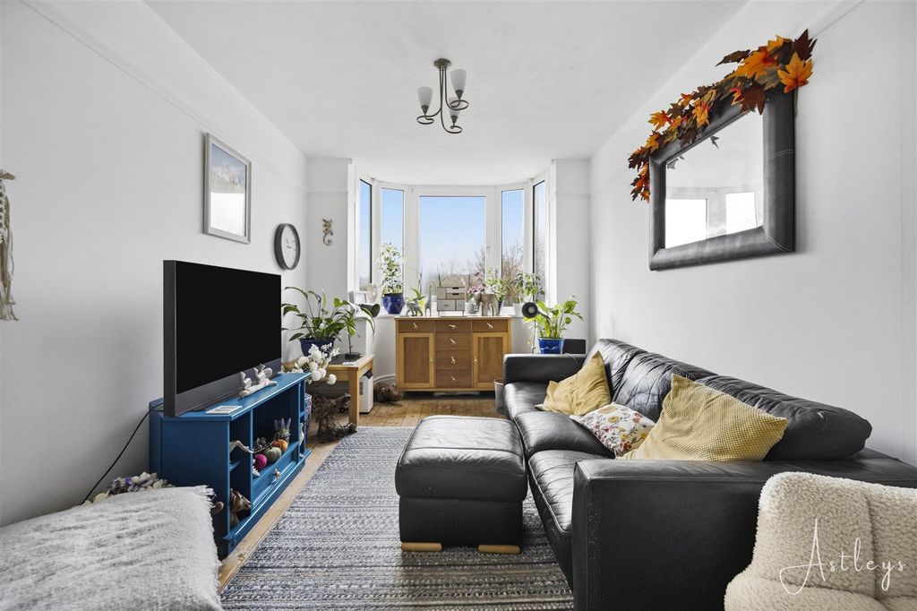 Property photo 2 of 17 Lounge