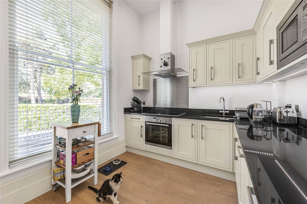 Property photo 3 of 10 Kitchen