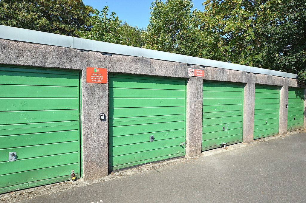 Property photo 1 of 2 Garage External