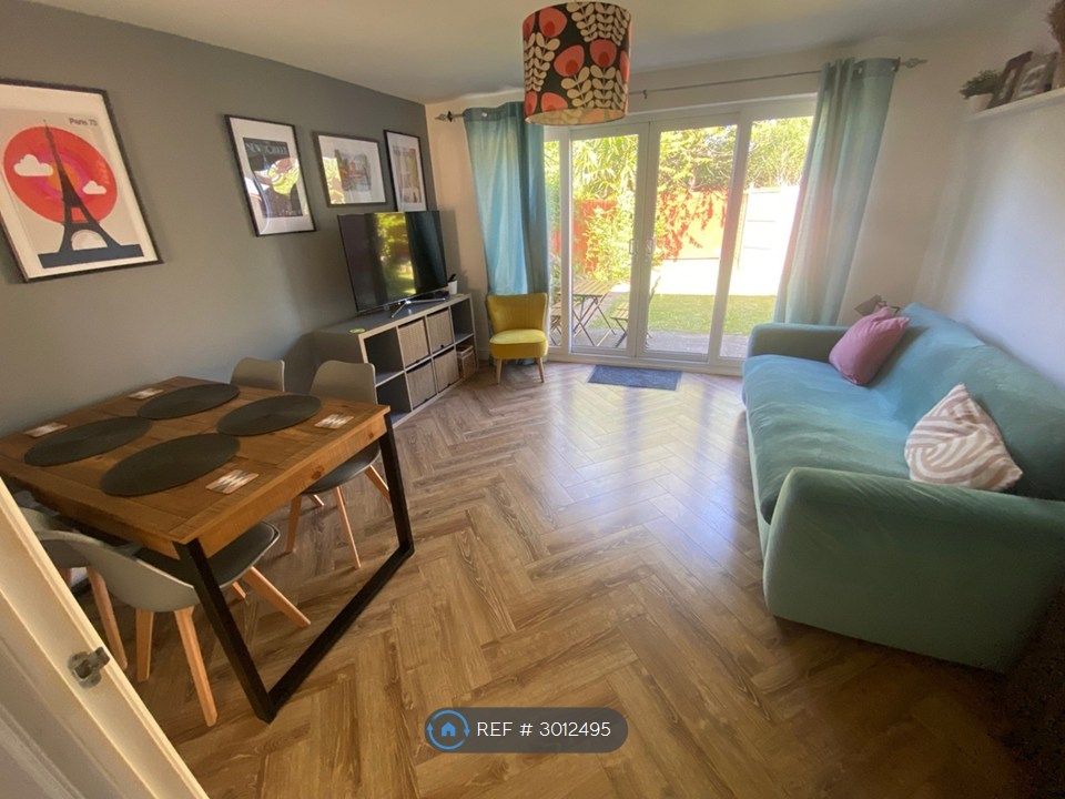 Property photo 1 of 17 Living Room
