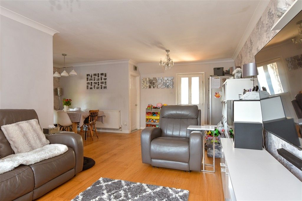 Property photo 3 of 15 Lounge