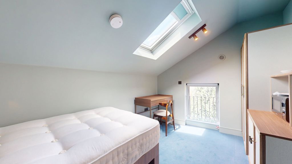 Property photo 1 of 16 Bedroom