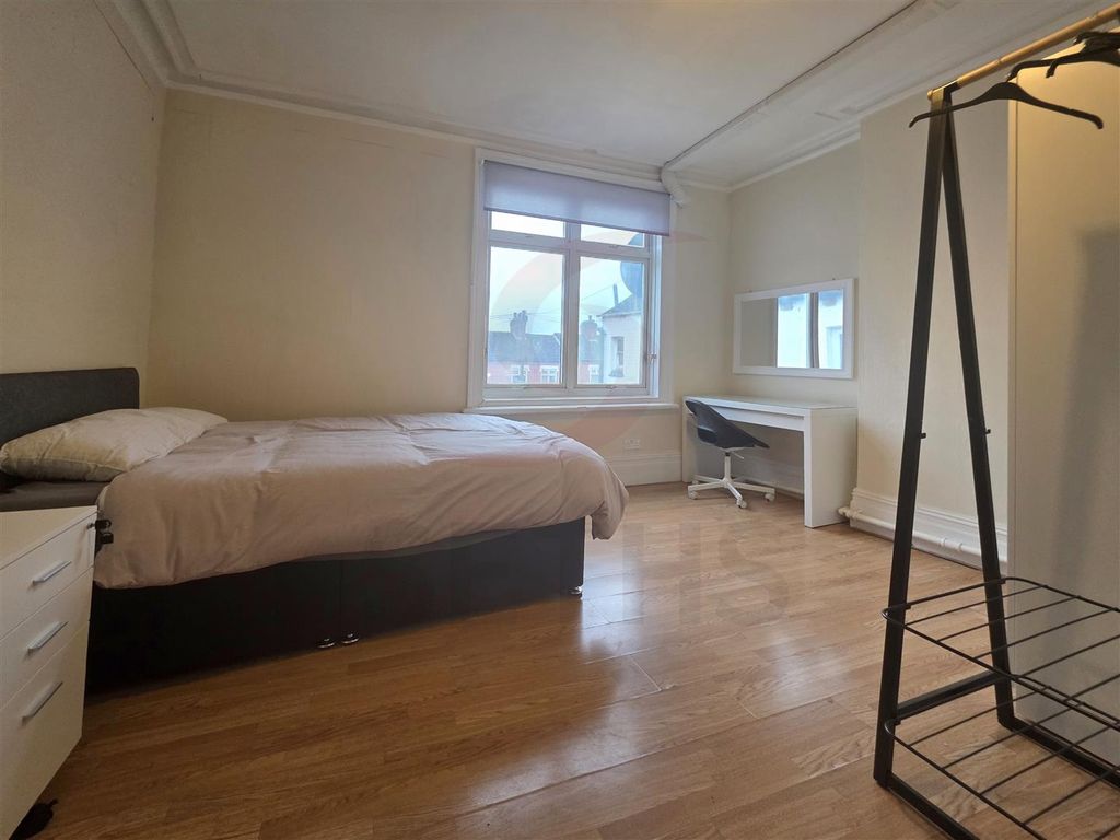 Property photo 2 of 9 Room