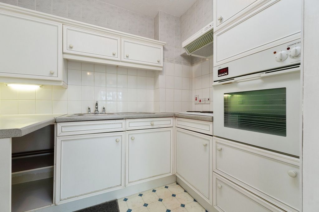 Property photo 3 of 11 Kitchen