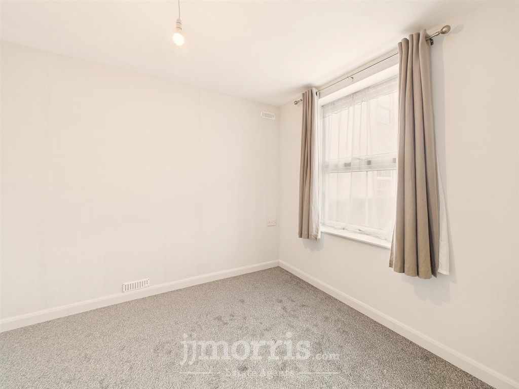 Property photo 3 of 29 Study/Bedroom 4