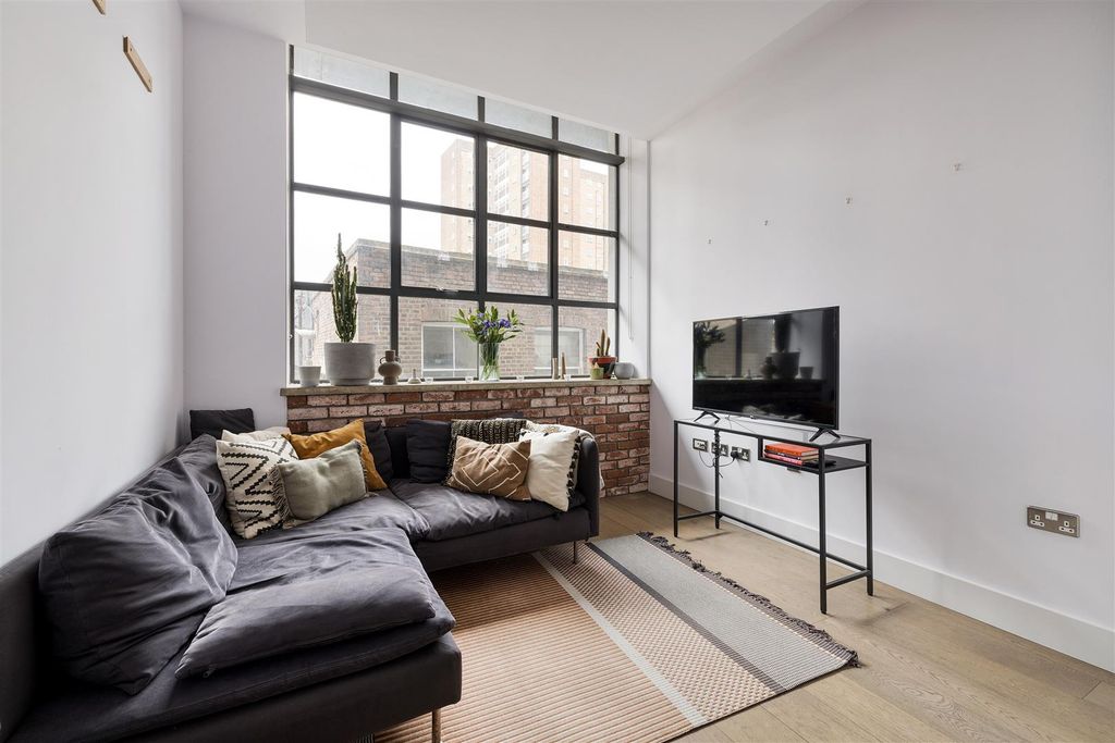 Property photo 2 of 33 Chatham Place, E9