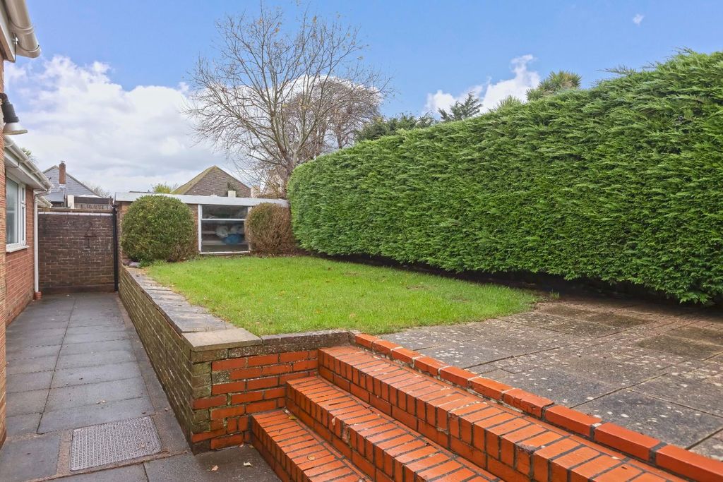 Property photo 2 of 15 Kipling Ave_9.Jpg