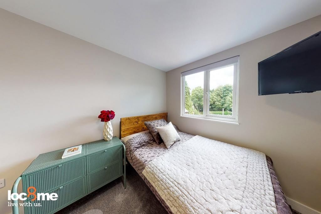 Property photo 3 of 12 A Cozy And Well-Lit Double Bedroom, Perfect For St...
