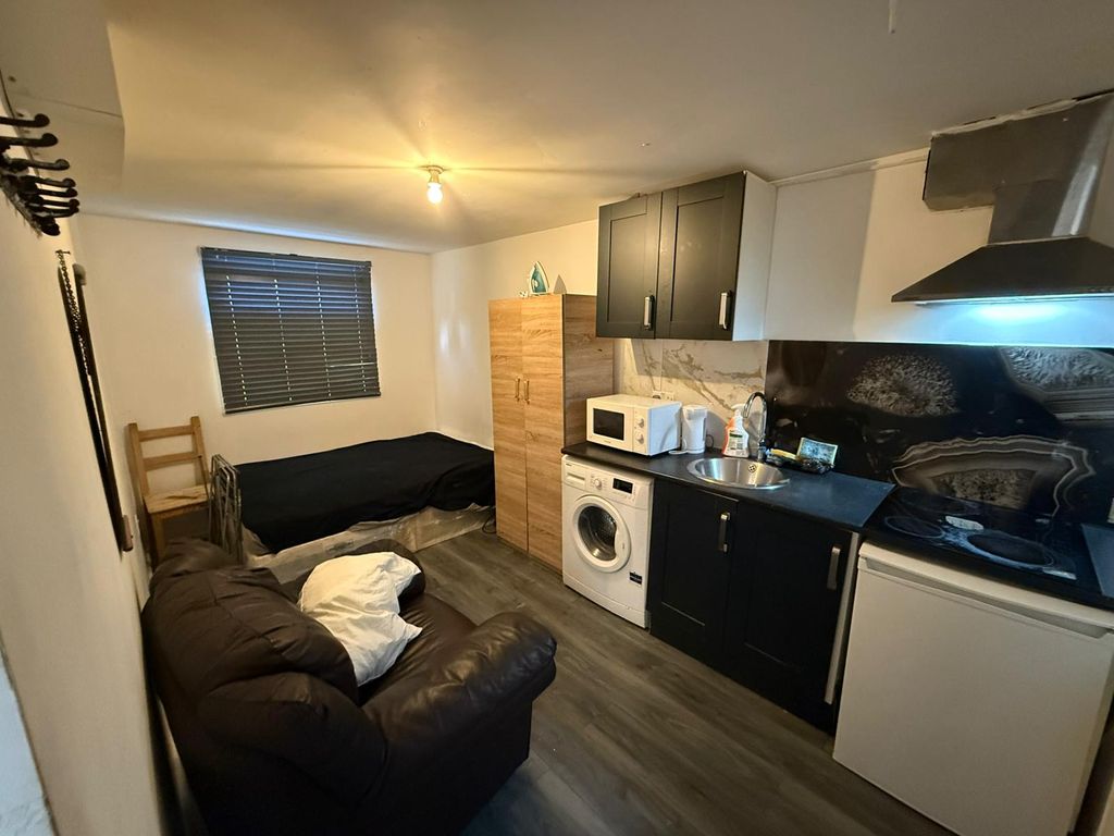 Property photo 1 of 2 Studio Flat