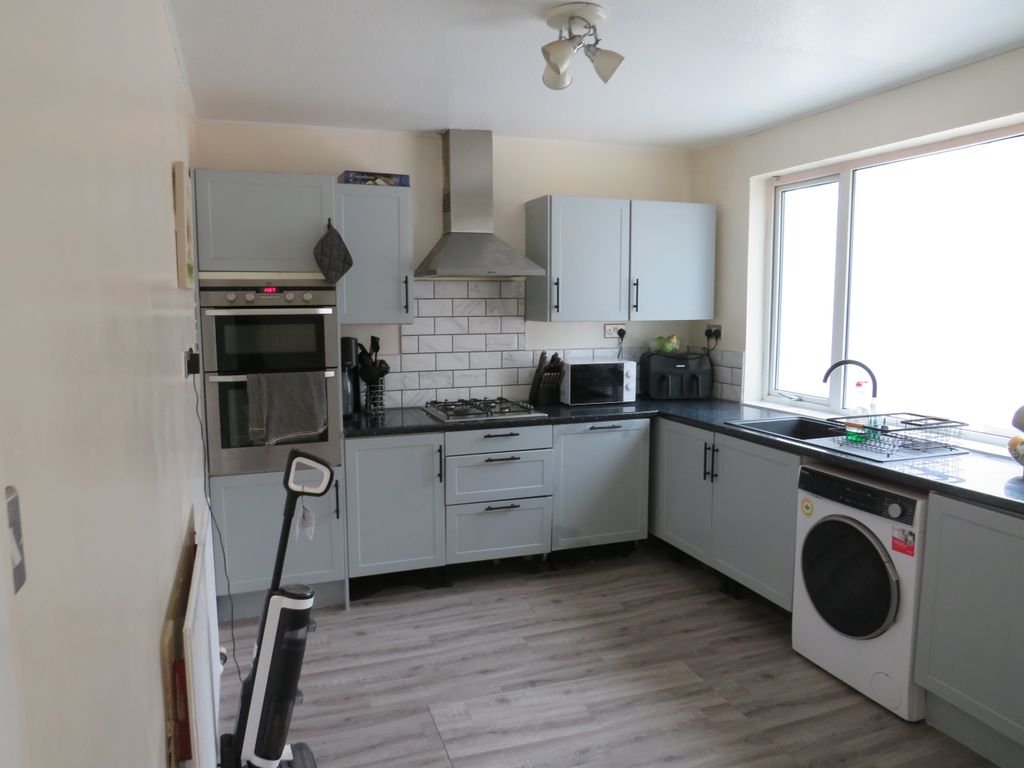 Property photo 2 of 9 Kitchen